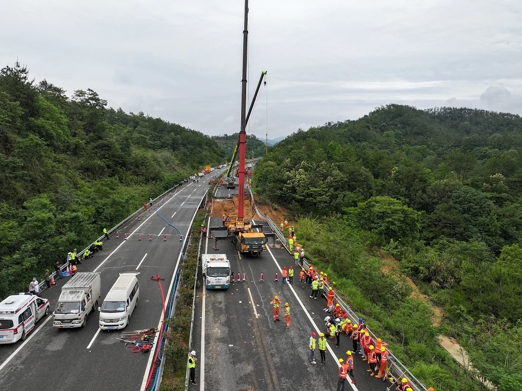 实时更新:广东梅大高速路面塌陷事故